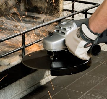 Braskassett: Runt eldstadsbottnen finns en ram av stål och ett "staket" Braskassett: Runt eldstadsbottnen finns en ram av stål och ett "staket"